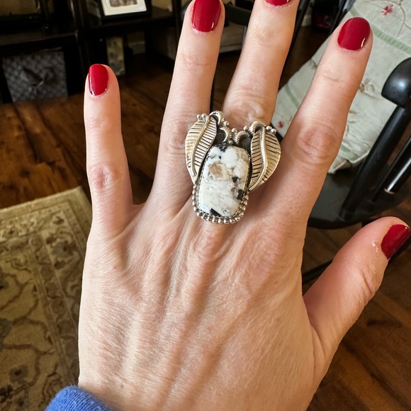 Elegant Silver Leaf Ring - Picture 1 of 2